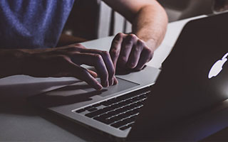 乐在其中！戈登化身训练营教练耐心指导小球员 送大帽&amp;amp;一起做游戏