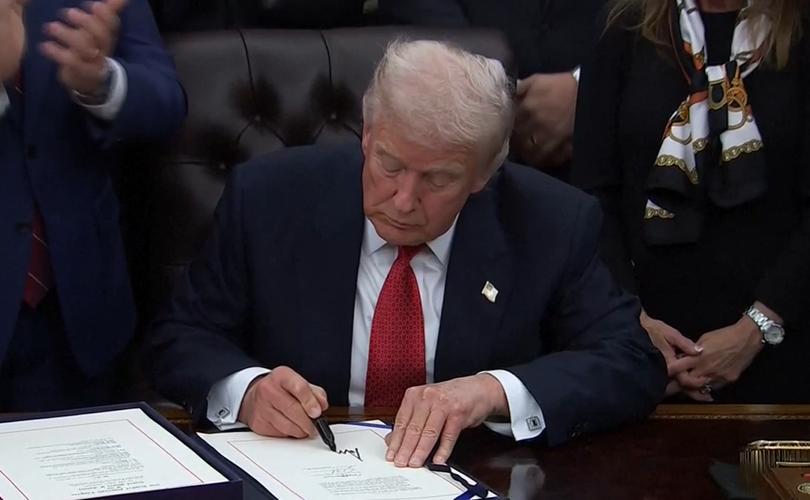 NG体育APP-为镇伊朗，特朗普下达一项总统令，他断定：这样中俄就不敢出头了